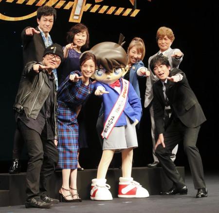 舞台あいさつに登場した（前列左から）青山剛昌氏、上戸彩、博多大吉、（後列左から）小山力也、山崎和佳奈、高山みなみ、古谷徹＝東京国際フォーラム