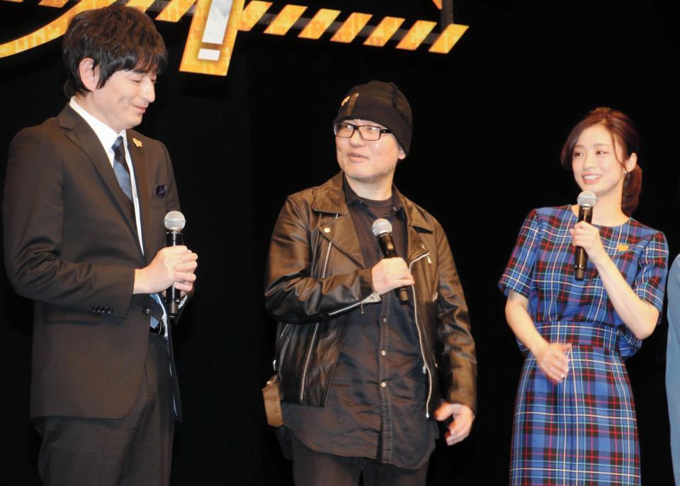 舞台あいさつに登場した（左から）は方大吉、青山剛昌氏、上戸彩＝東京国際フォーラム