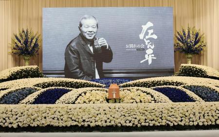 　１９０インチモニターの遺影が飾られた祭壇＝青山葬儀所（撮影・園田高夫）