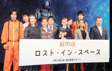 　（左から）栗山航、石田明、モリー・パーカー、ミナ・サンドウォール、井上裕介、マックスウェル・ジェンキンス、菊川怜、テイリー・ラッセル、村上由步、トビースティーブンス＝東京・表参道ヒルズ