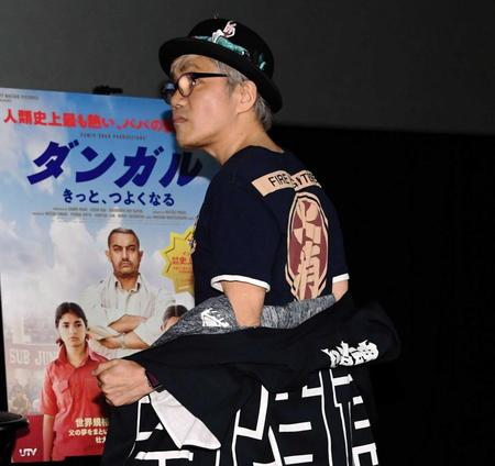 　「火消魂」はんてんの下にも「火消」Ｔシャツを着用していた水道橋博士＝千代田区のＴＯＨＯシネマズ日比谷（撮影・棚橋慶太）