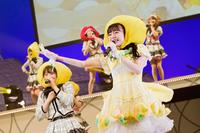 　レモンのかぶり物で熱唱（手前）＝大阪・オリックス劇場　（Ｃ）ＮＭＢ４８