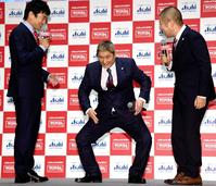 　コマネチでボケるたけしにツッコミを入れる劇団ひとり（左）と澤部佑（右）