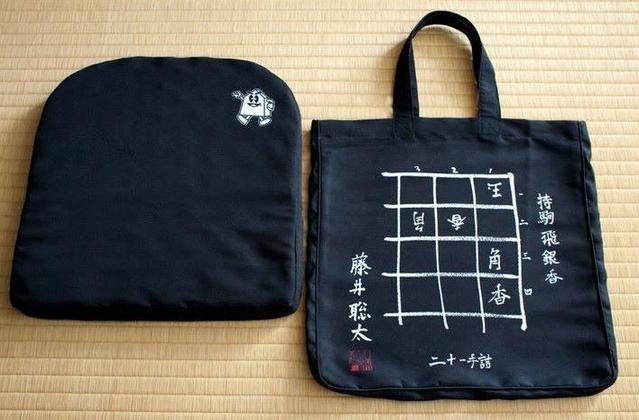 藤井六段とコラボ クッション限定発売 直筆の詰将棋デザインバッグ付