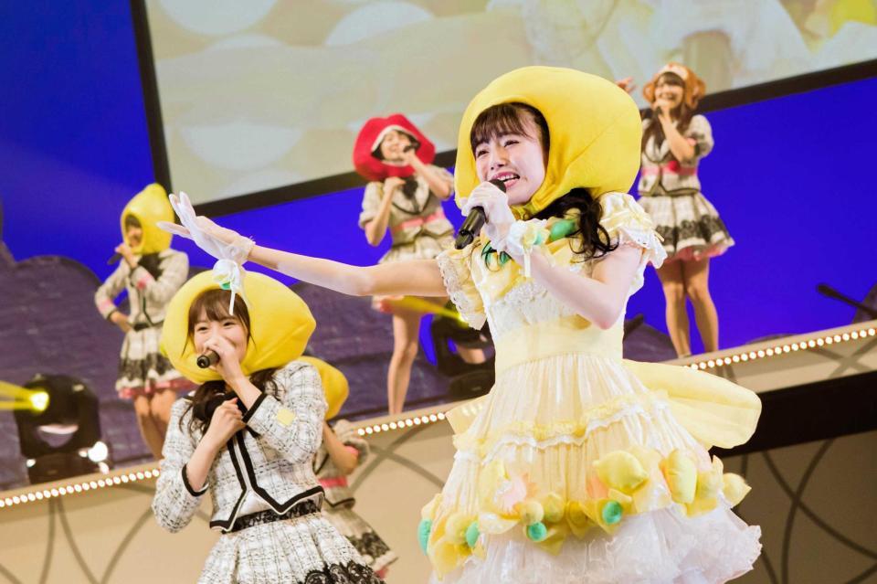 　レモンのかぶり物で熱唱（手前）＝大阪・オリックス劇場　（Ｃ）ＮＭＢ４８
