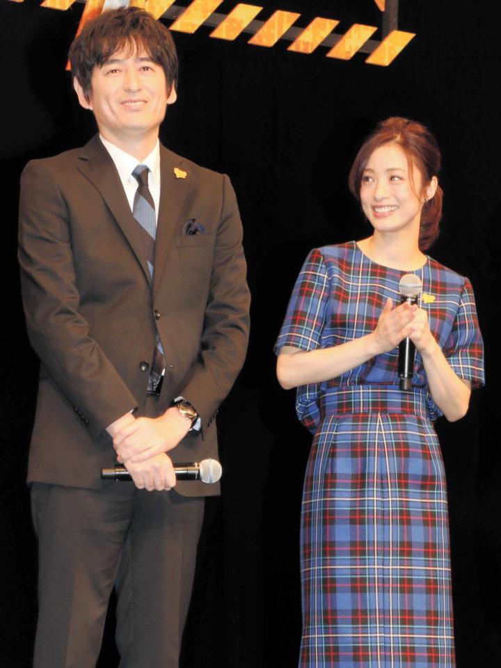 　舞台あいさつに登場した博多大吉（左）と上戸彩＝東京国際フォーラム