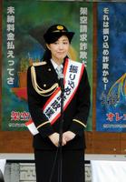 一日警察署長を務めた菊池桃子＝東京・新橋のＳＬ広場