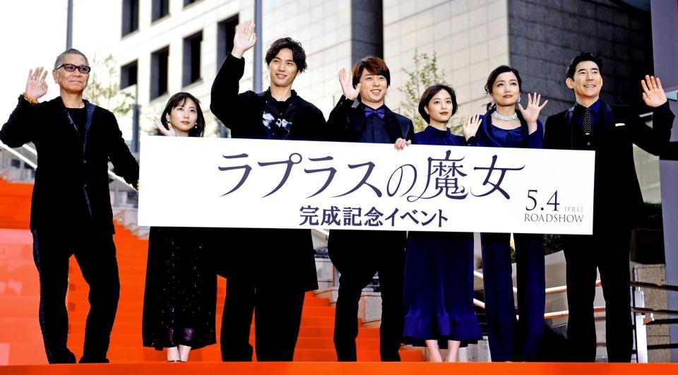 　（左から）三池崇史監督、志田未来、福士蒼汰、櫻井翔、広瀬すず、佐藤江梨子、高嶋政伸＝東京ミッドタウン日比谷ステップ広場（撮影・開出牧）