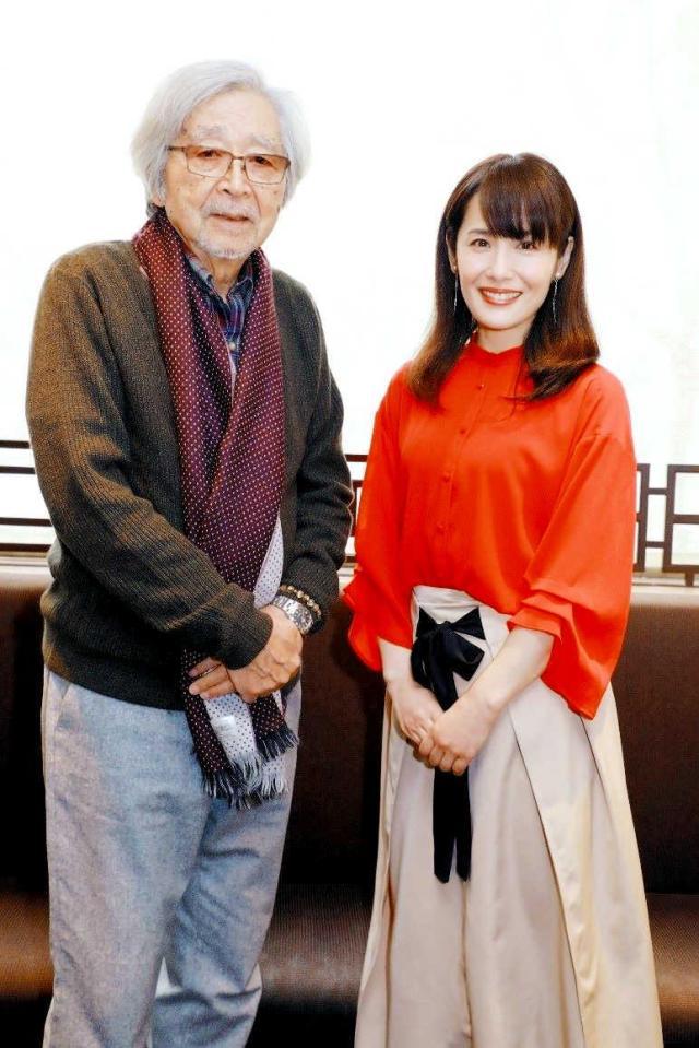 　「母と暮せば」で７年ぶりに舞台出演する富田靖子（右）と監修の山田洋次監督　
