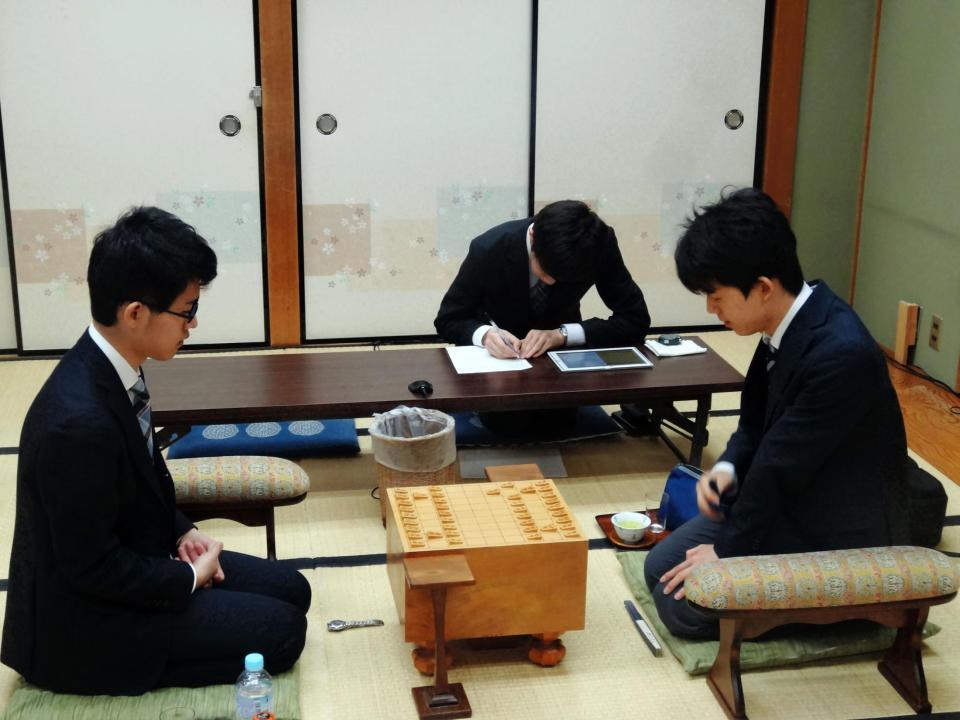 対局を行う藤井聡太六段（右）と古森悠太四段＝関西将棋会館