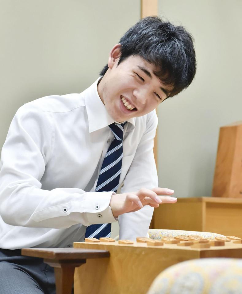 　棋王戦予選で勝利し、笑顔で対局を振り返る藤井聡太六段。２０１８年度最初の対局を白星で飾った＝５日夜、大阪市の関西将棋会館