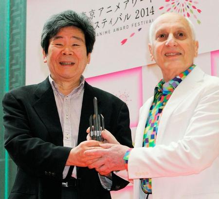 東京アニメアワードフェスティバル２０１４で、特別賞「アニメドール」のトロフィーを手にする高畑勲さん（左）＝共同