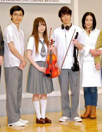 　製作発表に出席した（左から）高田翔、伊藤萌々香、辰巳雄大、浅野温子