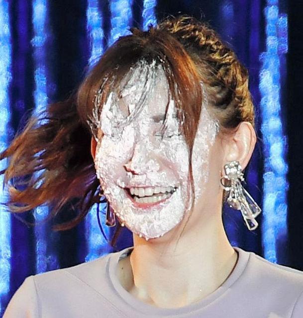 こじはる 顔面パイ祝福にノリノリ そのまま撮影タイム 芸能 デイリースポーツ Online