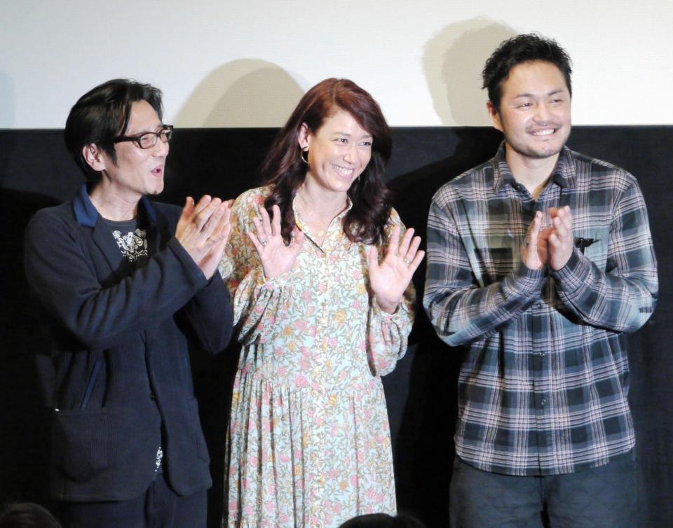 ＬｉＬｉＣｏ（中央）の結婚を祝福する津田寛治（左）と阿部亮平＝東京・渋谷