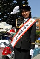 制服姿で敬礼ポーズを決める山根千佳＝東京・目黒