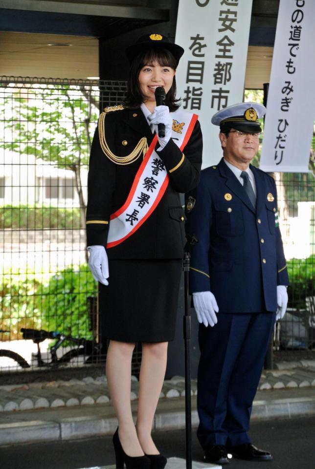 警察の制服に身を包んであいさつする山根千佳＝東京・目黒