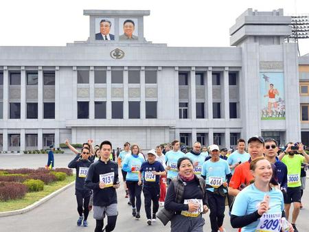 　平壌で行われた国際マラソン大会の参加者（共同）