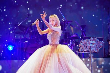 記念のステージで情感を込めて歌う浜崎あゆみ＝さいたまスーパーアリーナ　