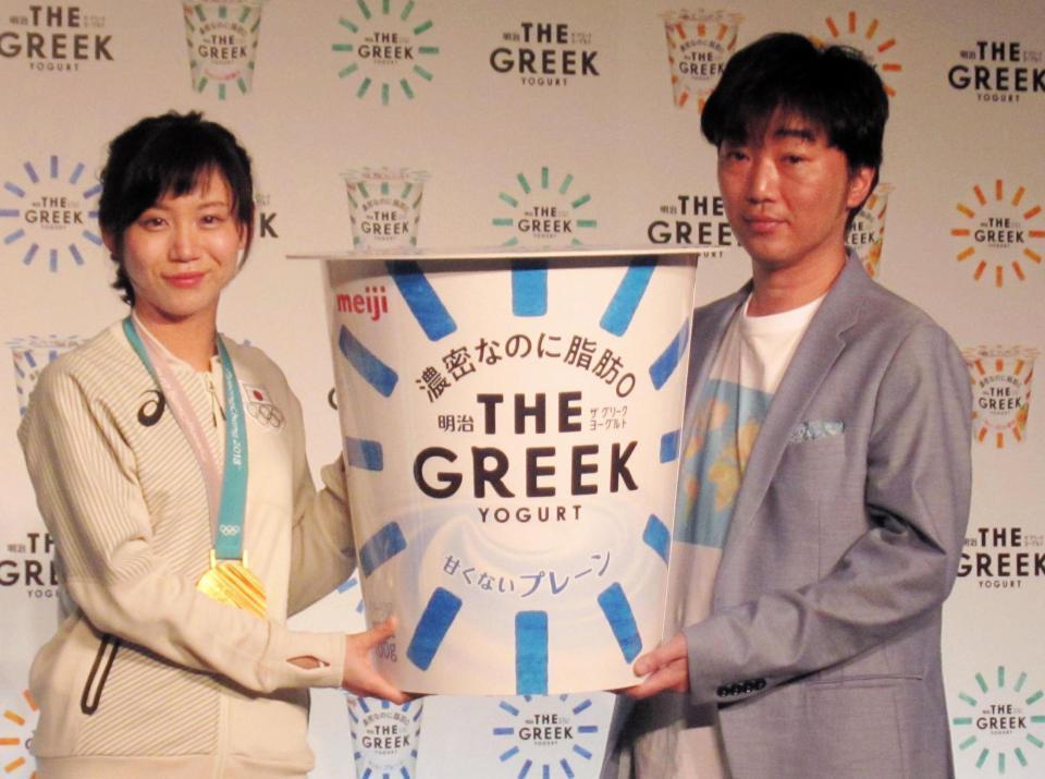 「明治ＴＨＥ　ＧＲＥＥＫ　ＹＯＧＵＲＴ」の発表会に登場した高木美帆（左）とスピードワゴンの小沢一敬＝東京・コンラッド東京