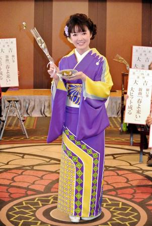 桜餅作りにチャレンジした田川寿美＝東京・原宿の東郷記念館