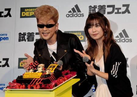 　一足早い誕生日を宇野実彩子（右）にサプライズで祝われた綾小路翔＝都内