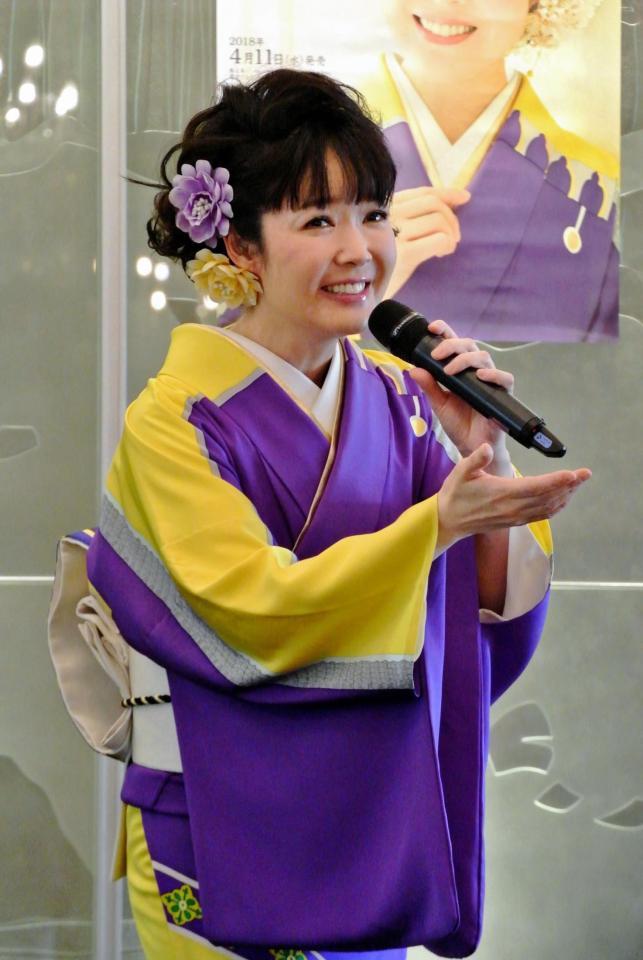 新曲を披露する田川寿美＝東京・原宿