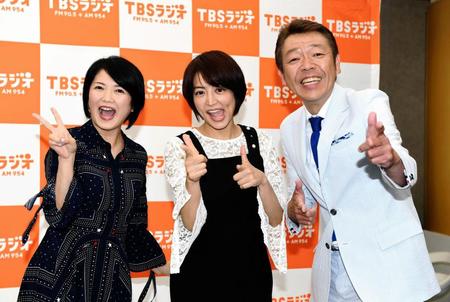 新生『たまむすび』をＰＲする（左から）外山恵理、赤江珠緒、玉袋筋太郎＝ＴＢＳ放送センター（撮影・園田高夫）
