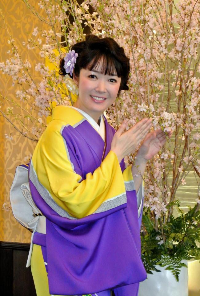 　会場に咲き誇る桜の前で新曲を披露した田川寿美＝都内