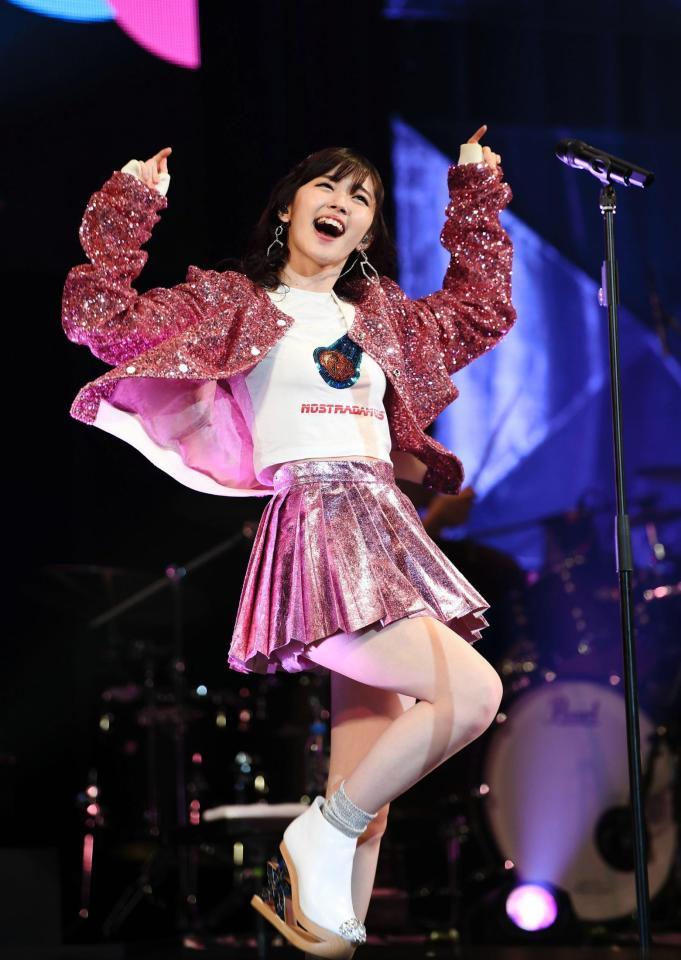 ステージで熱いパフォーマンスを見せる鈴木愛理＝Ｚｅｐｐ　Ｔｏｋｙｏ（撮影・園田高夫）