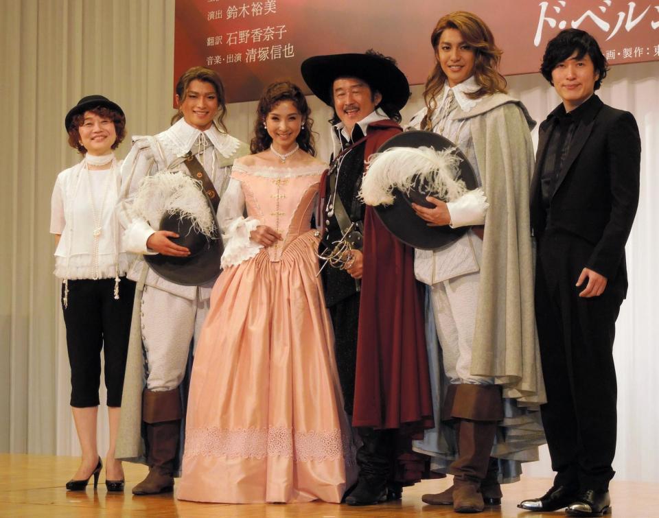 舞台「シラノ・ド・ベルジュラック」製作発表会見に登場した（左から）鈴木裕美、白洲迅、黒木瞳、吉田鋼太郎、大野拓朗、清塚信也＝東京・新橋