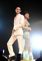 　ランウェイでポーズを決める菅田将暉（左）と土屋太鳳＝都内（撮影・園田高夫）