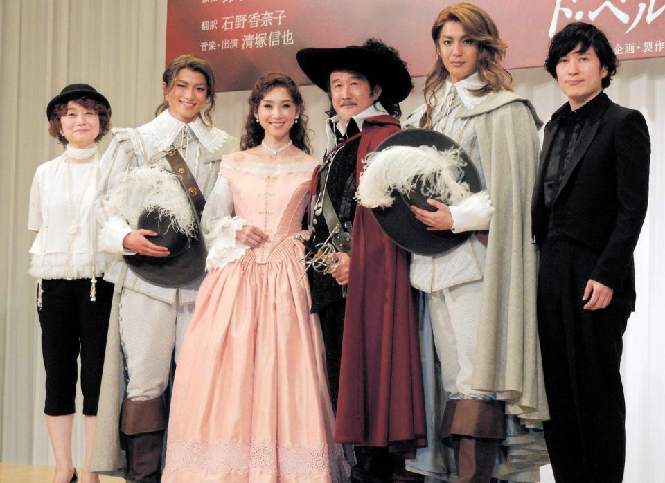 　会見に登場した（左から）鈴木裕美氏、白洲迅、黒木瞳、吉田鋼太郎、大野拓朗、清塚信也＝東京・新橋