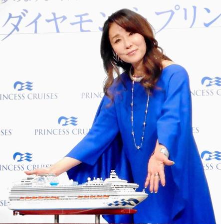　トークショーを行った浅野ゆう子＝東京・虎ノ門