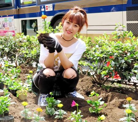 　ボランティア活動に参加した高橋みなみ＝東京・渋谷