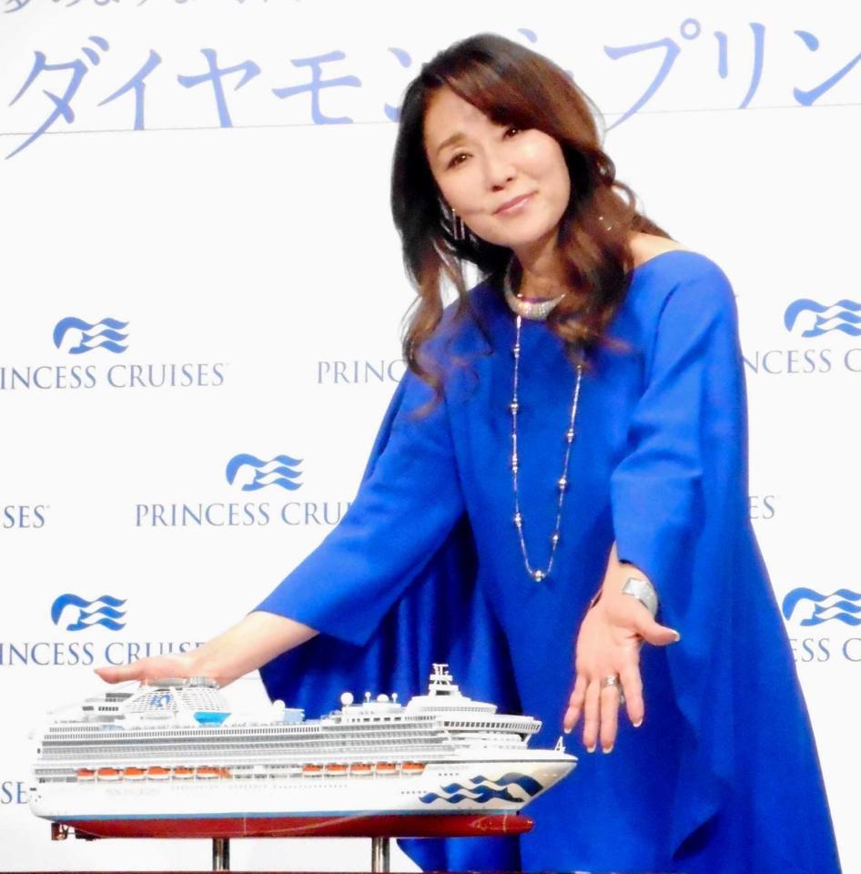 　トークショーを行った浅野ゆう子＝東京・虎ノ門