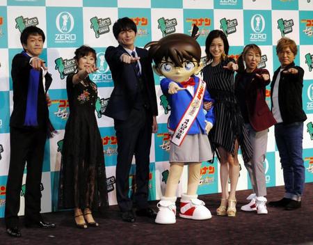 ポーズを決める（左から）小山力也、山崎和佳奈、博多大吉、コナンくん、上戸彩、高山みなみ、古谷徹＝東京・日比谷