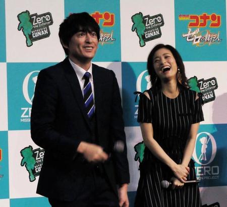 とぼける博多大吉（左）と爆笑する上戸彩＝東京・日比谷