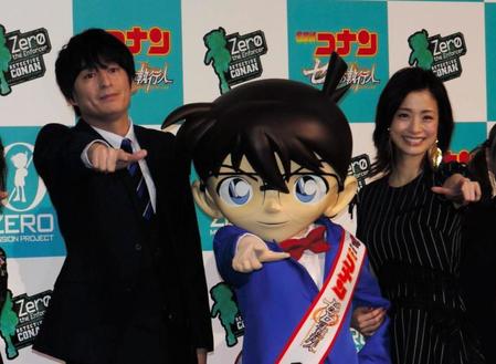 ポーズを決める博多大吉（左）と上戸彩＝東京・日比谷