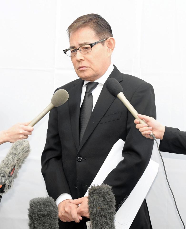 参列し取材に応じる加藤茶＝東京・青山葬儀所（撮影・金田祐二）