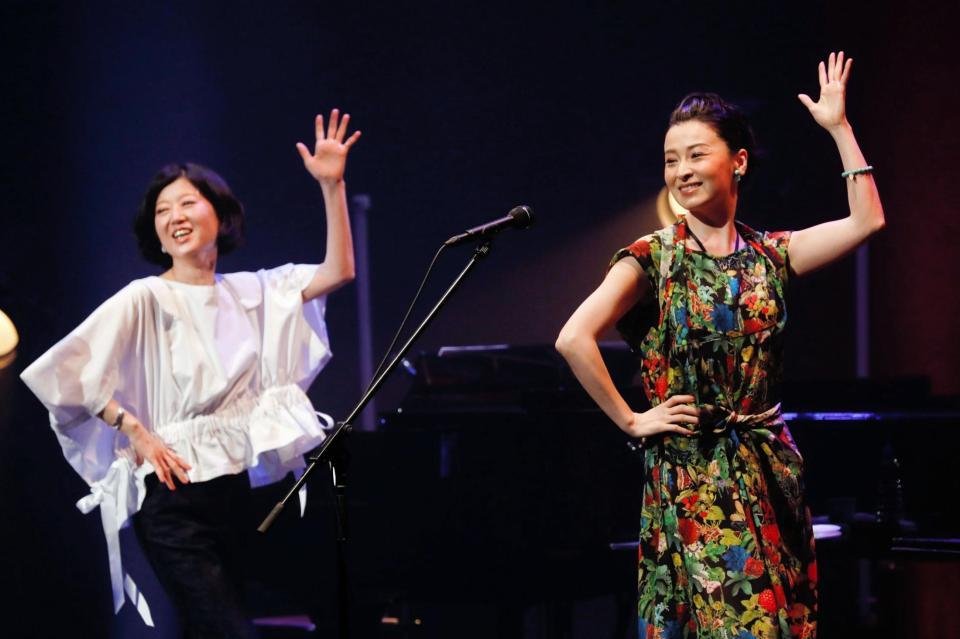 息の合った？ダンスを披露する遊佐未森（左）と檀れい＝東京・草月ホール