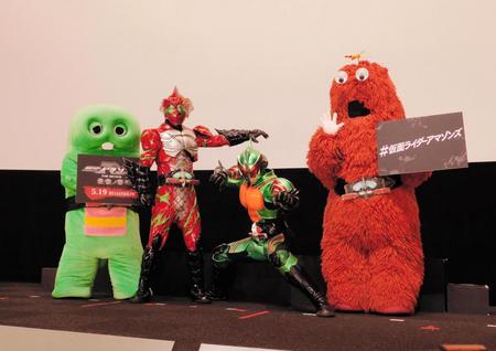 舞台あいさつした（左から）ガチャピン、仮面ライダーアマゾンアルファ、仮面ライダーアマゾンオメガ、ムック＝東京・丸の内ＴＯＥＩ