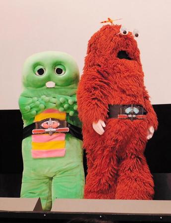応援隊長として登場したガチャピン（左）とムック＝東京・丸の内ＴＯＥＩ