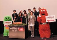 舞台あいさつした（前列左から）ガチャピン、東亜優、谷口賢志、藤田富、姜暢雄、ムック、（後列左から）三浦孝太、白本彩奈、前嶋曜、小林亮太、俊藤光利、石田秀範監督ク＝東京・丸の内ＴＯＥＩ