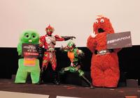 舞台あいさつした（左から）ガチャピン、仮面ライダーアマゾンアルファ、仮面ライダーアマゾンオメガ、ムック＝東京・丸の内ＴＯＥＩ