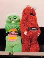 応援隊長として登場したガチャピン（左）とムック＝東京・丸の内ＴＯＥＩ