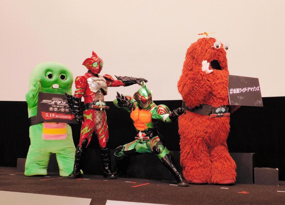 舞台あいさつした（左から）ガチャピン、仮面ライダーアマゾンアルファ、仮面ライダーアマゾンオメガ、ムック＝東京・丸の内ＴＯＥＩ