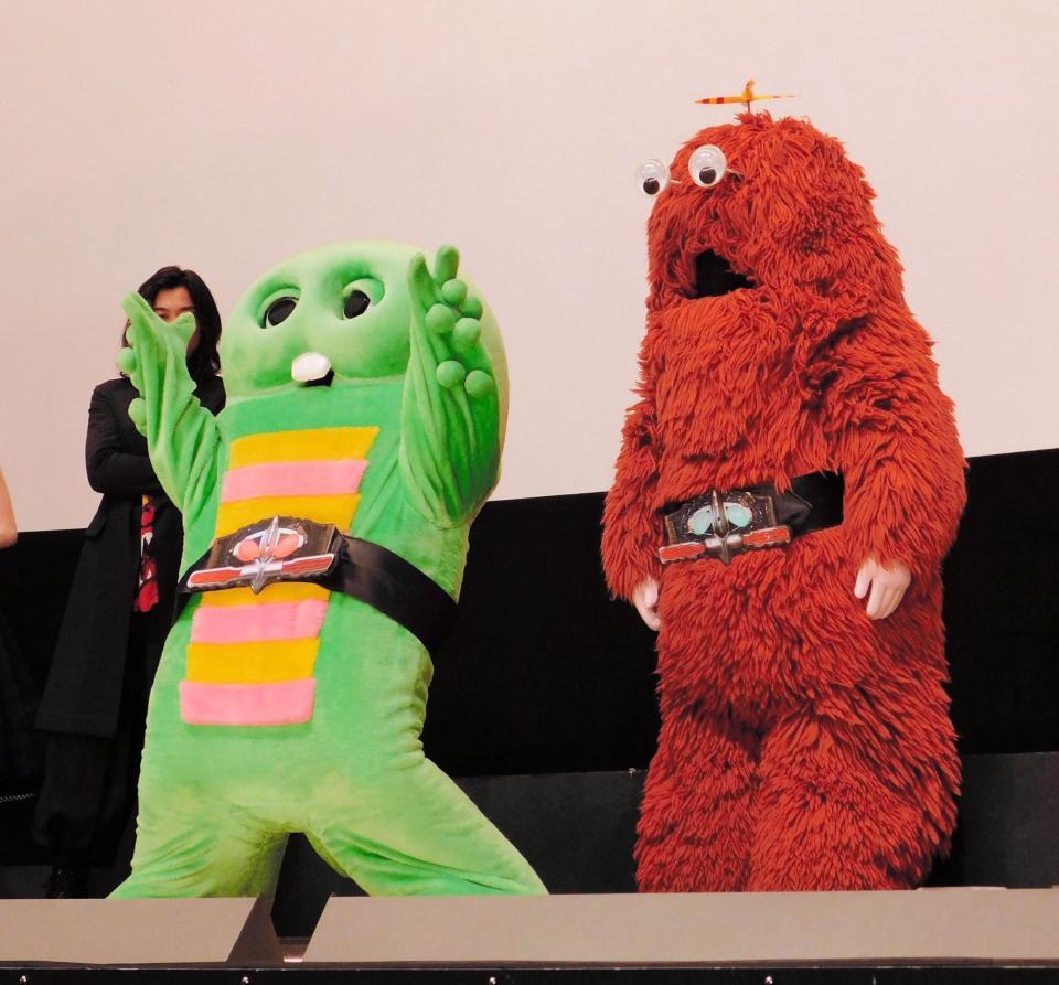応援隊長として登場したガチャピン（左）とムック＝東京・丸の内ＴＯＥＩ
