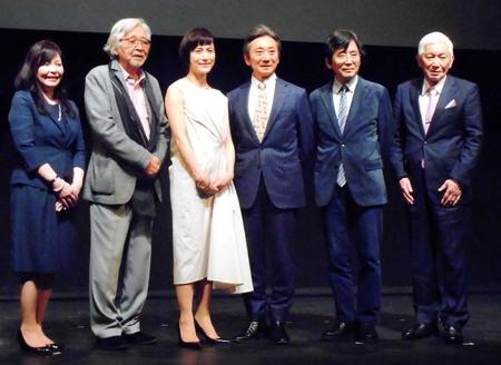 　製作発表に参加した（左から）こまつ座・井上麻矢代表、山田洋次監督、伊勢佳世、山崎一、鵜山仁氏、紀伊国屋書店・高井昌史代表取締役会長兼社長＝東京・紀伊国屋ホール