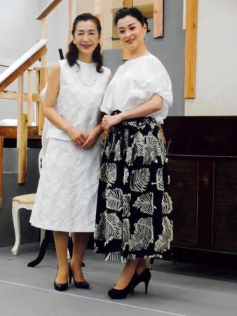 舞台衣装コンテストの審査員を務めた檀れい（右）と高橋惠子＝都内のスタジオ